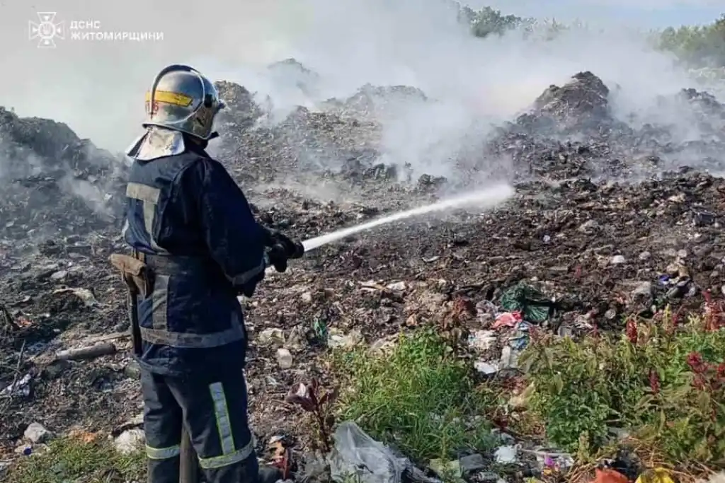 На Житомирщині рятувальники за добу загасили вісім пожеж сухостою та сміття