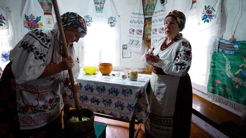 На Овруччині зберігають кулінарну традицію — у Стугівщині готують автентичний сірий борщ