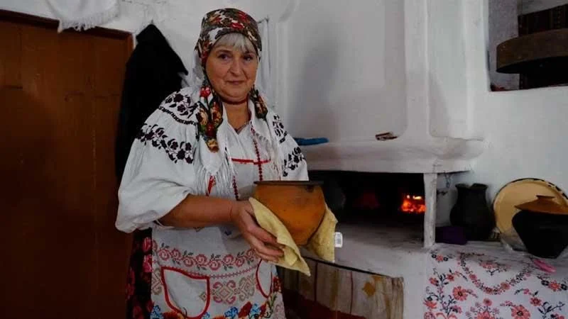 На Овруччині зберігають кулінарну традицію — у Стугівщині готують автентичний сірий борщ