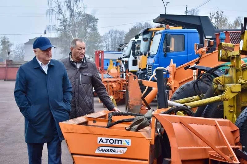 Мер Коростеня перевірив готовність комунальної техніки до зимового сезону