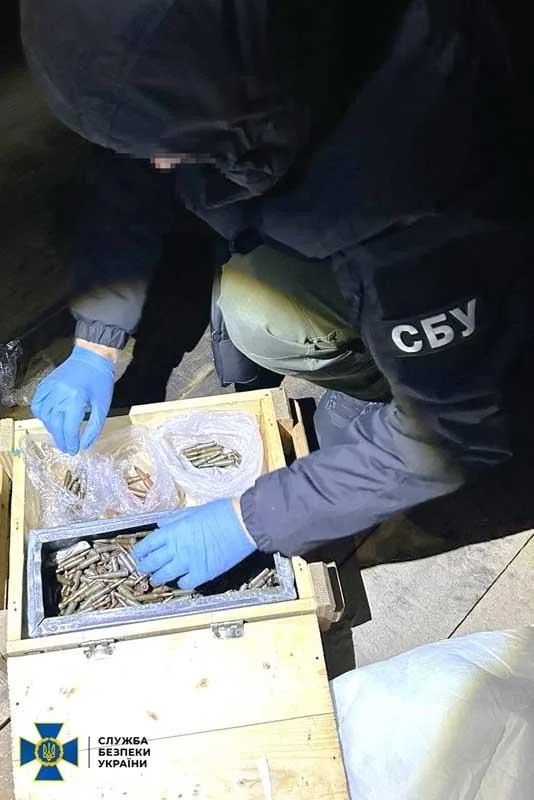 На півночі Житомирщини контрактник вивозив зброю з військової частини та продавав її