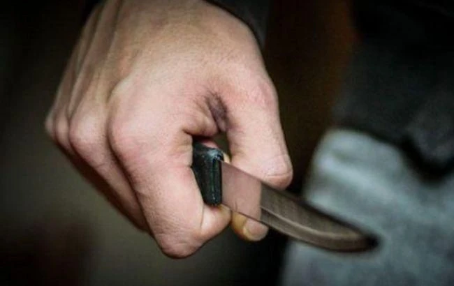 На Коростенщині чоловік кілька разів ударив знайомого ножем: потерпілий у реанімації