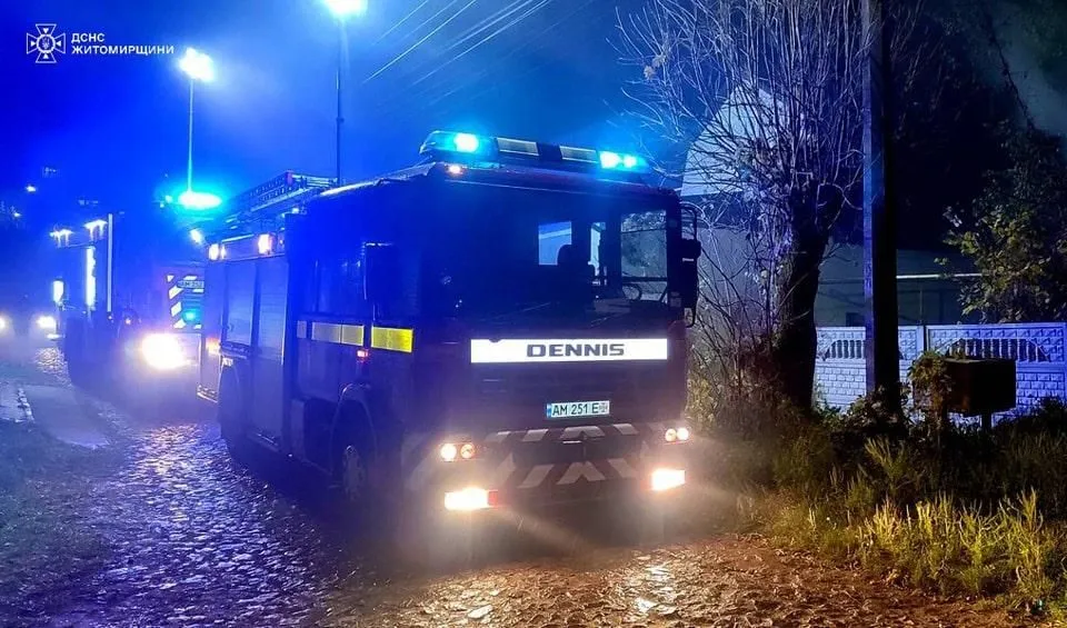У Коростені пізно ввечері спалахнув житловий будинок: пожежу гасили понад годину