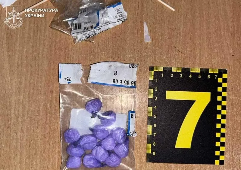 У Коростені затримали фельдшера колонії, який збував психотропи засудженим