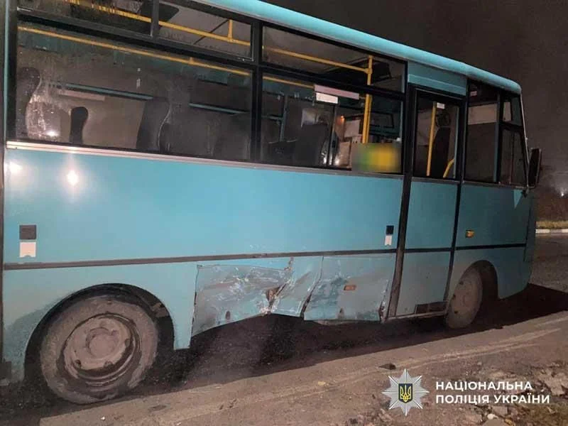 На автодорозі в Коростенському районі Citroen зіштовхнувся з автобусом: 21-річного водія легковика госпіталізували