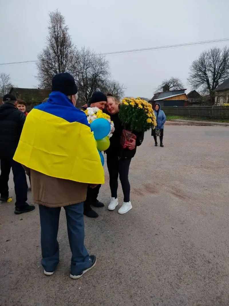В Овруцькій громаді зустрічали військового, який після тяжких років полону повернувся додому