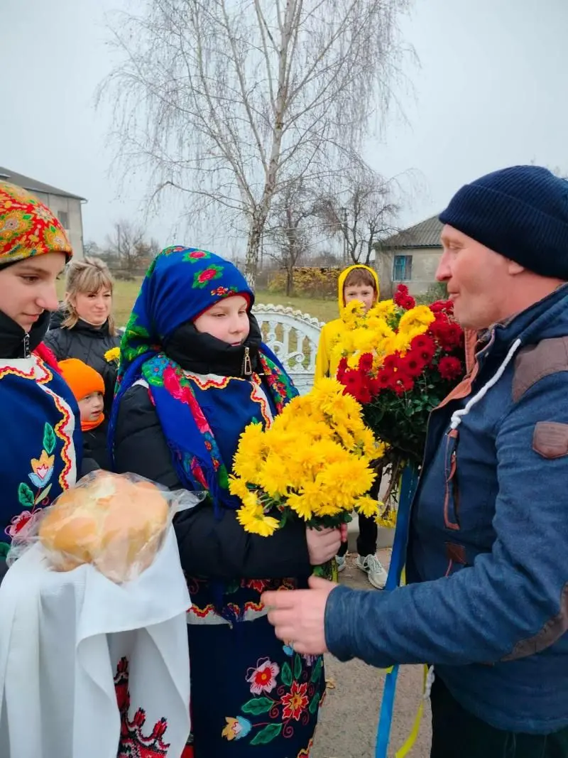 В Овруцькій громаді зустрічали військового, який після тяжких років полону повернувся додому