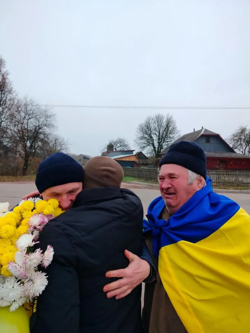 В Овруцькій громаді зустрічали військового, який після тяжких років полону повернувся додому