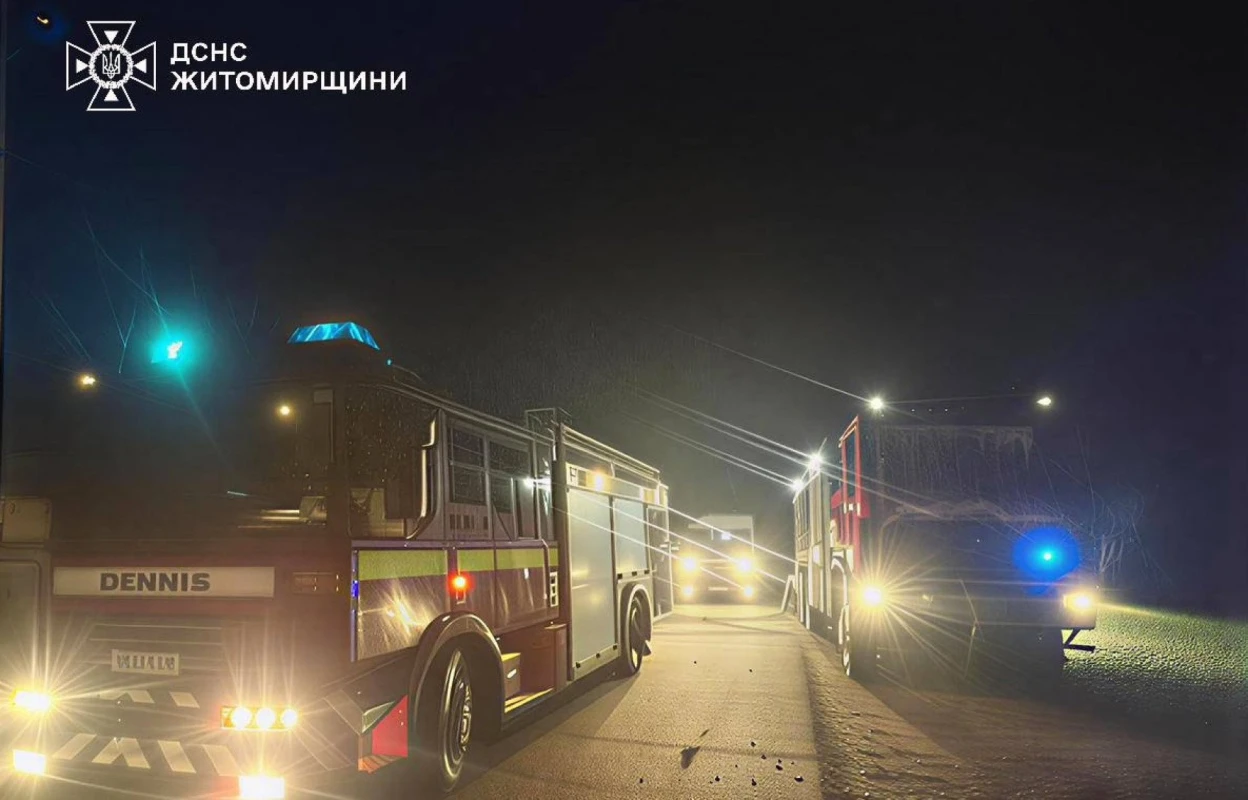 Двох постраждалих із опіками винесли з палаючого будинку у Коростені