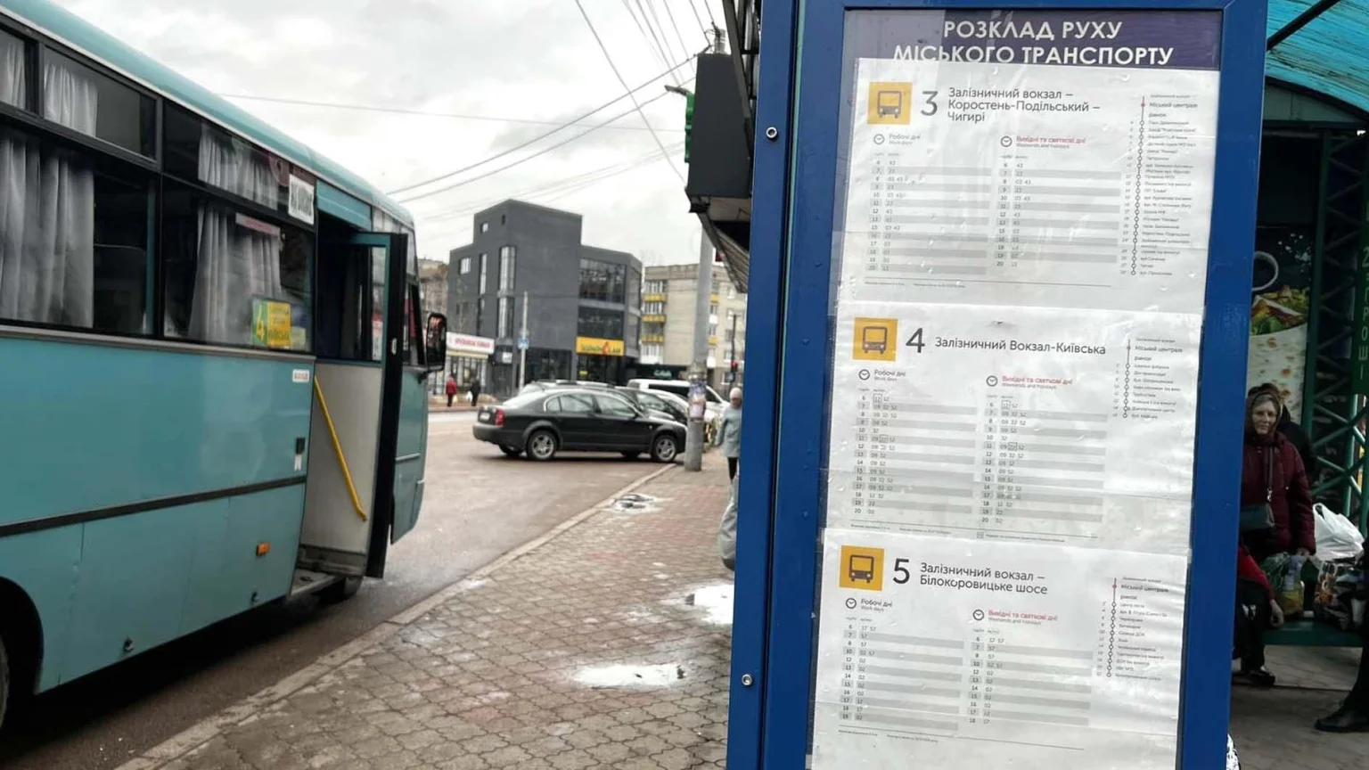 У Коростені обіцяють зручніші розклади: місто готує оновлення табличок на зупинках