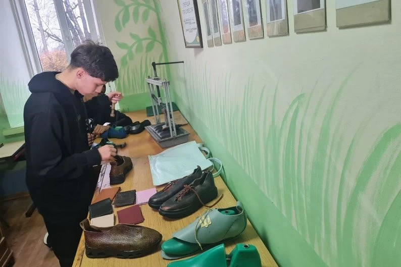 У Житомирській спецшколі діти опановують чоботарство: шостий рік триває проєкт «Перша професія»
