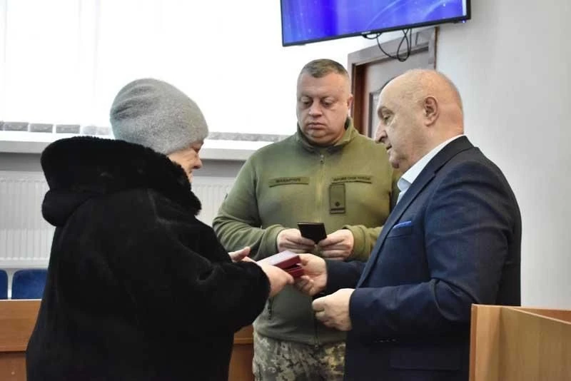 У Коростені вшанували пам’ять чотирьох захисників та передали їхнім родинам державні нагороди