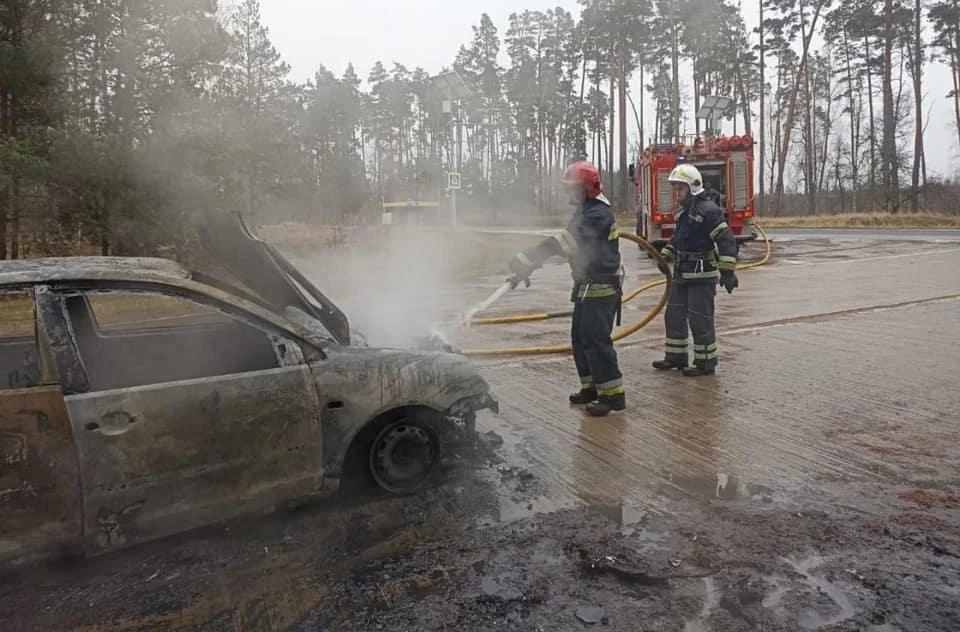 На Малинщині під час руху загорівся легковик: автомобіль знищено вогнем