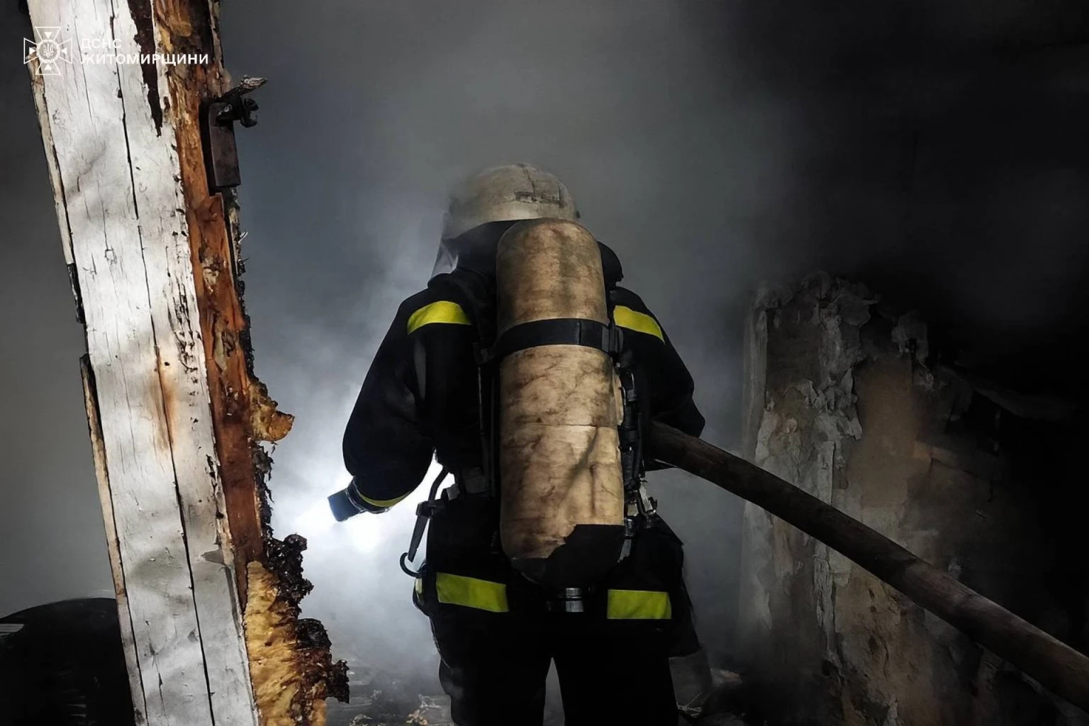 Ранкова пожежа на Житомирщині: у приватному будинку згоріли кухня та горище