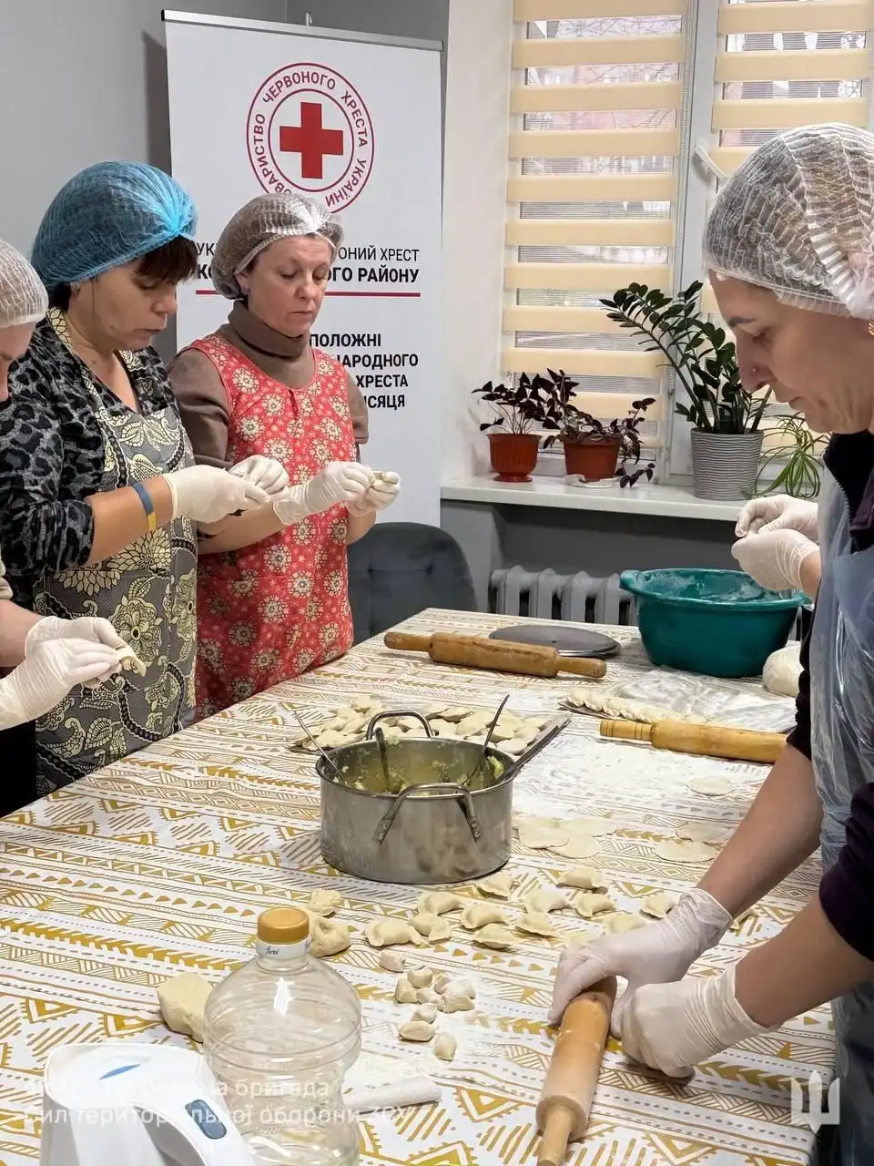 У Коростені жінки з родин зниклих і полонених військових передали захисникам вареники як знак підтримки