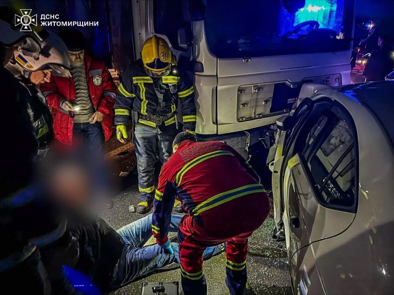 Аварія під Житомиром: після зіткнення з вантажівкою водія визволяли рятувальники