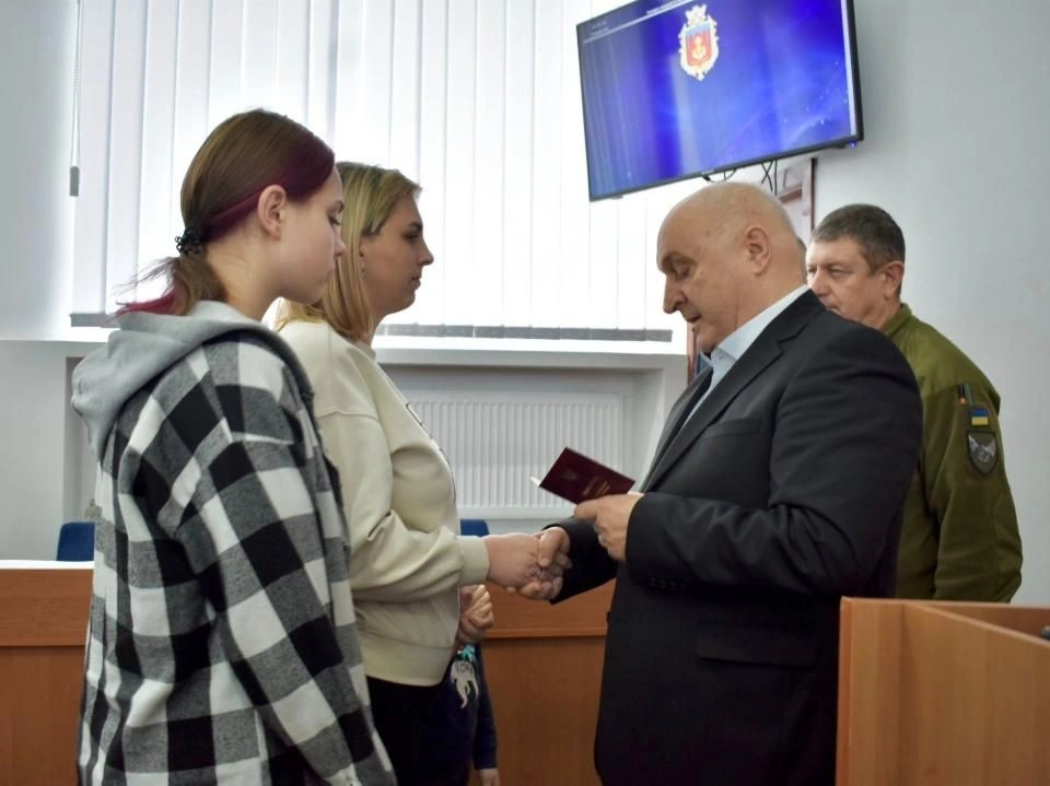 У Коростені під час сесії міськради вшанували загиблих воїнів та відзначили військовослужбовця