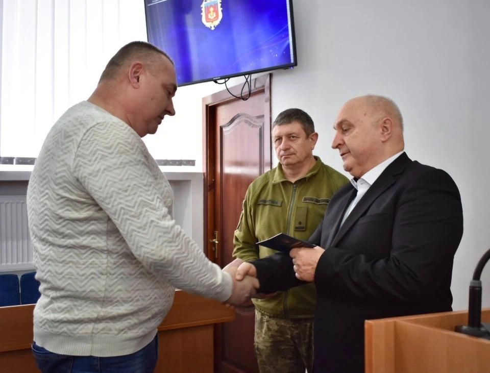 У Коростені під час сесії міськради вшанували загиблих воїнів та відзначили військовослужбовця