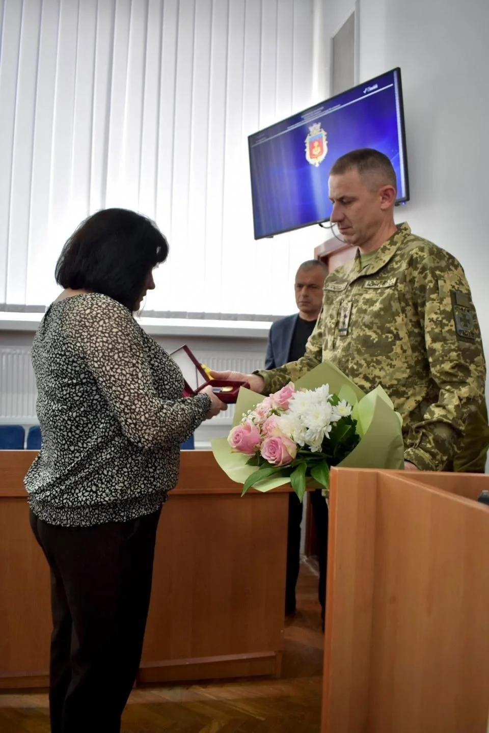 У Коростені під час сесії міськради вшанували загиблих воїнів та відзначили військовослужбовця