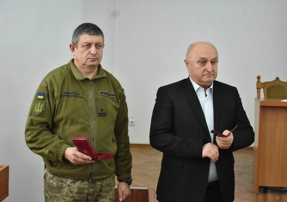 У Коростені під час сесії міськради вшанували загиблих воїнів та відзначили військовослужбовця