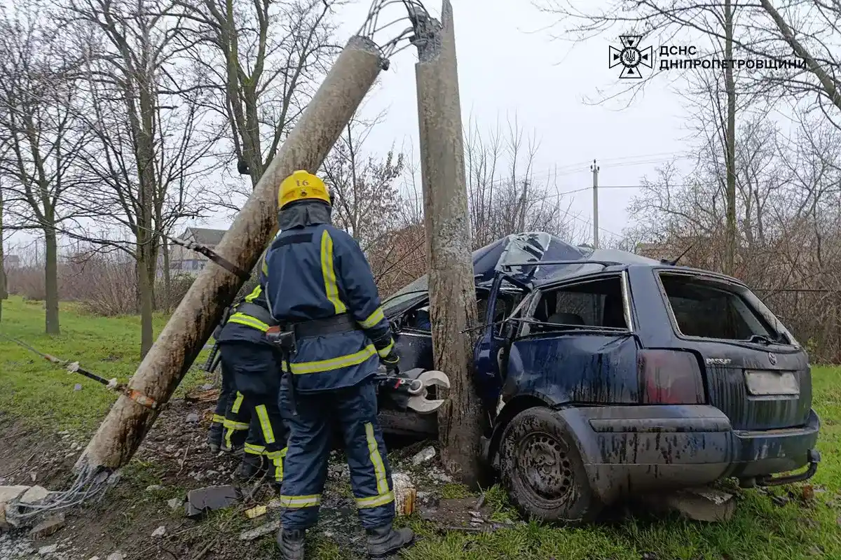 У Кривому Розі рятувальники деблокували водія після ДТП