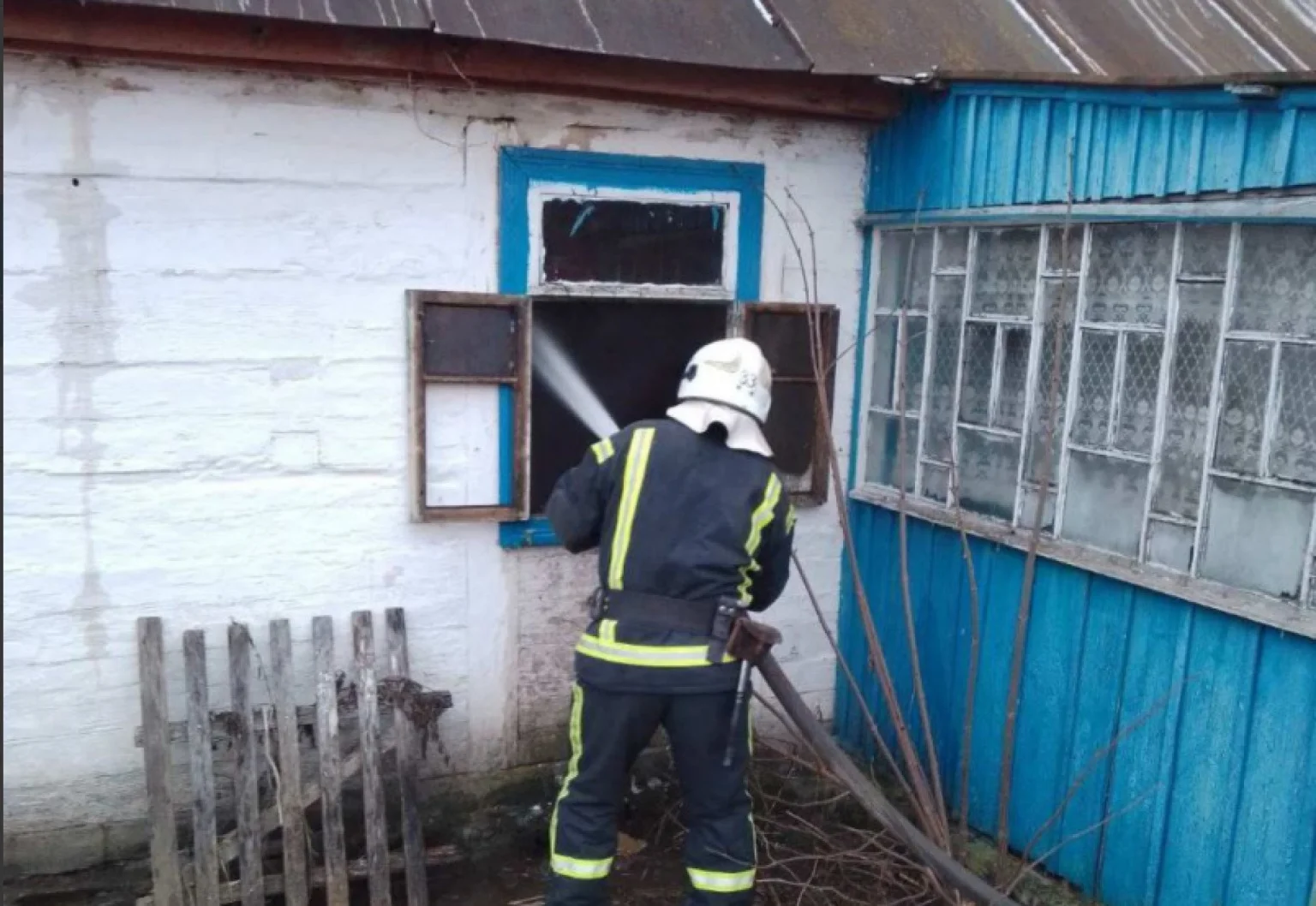 Трагедія на Звягельщині: у палаючому будинку виявили загиблого чоловіка