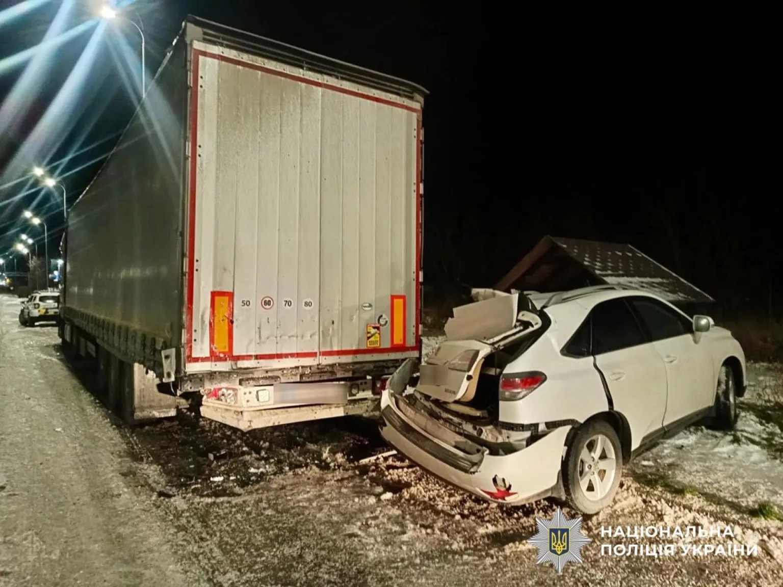 Lexus врізався у вантажівку на Житомирщині: двоє пасажирів постраждали