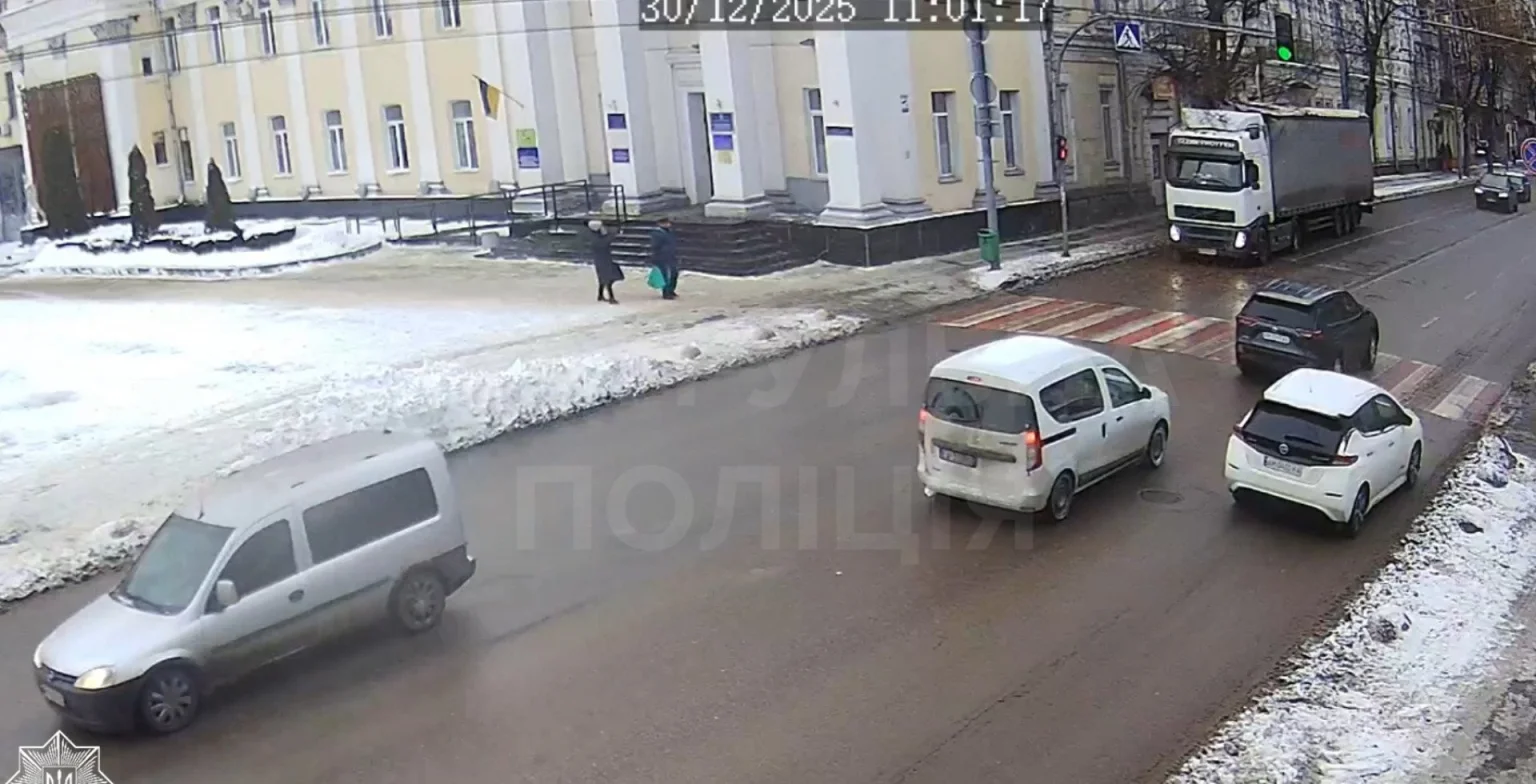 У Житомирі вантажівка в’їхала в дерево поблизу міськради