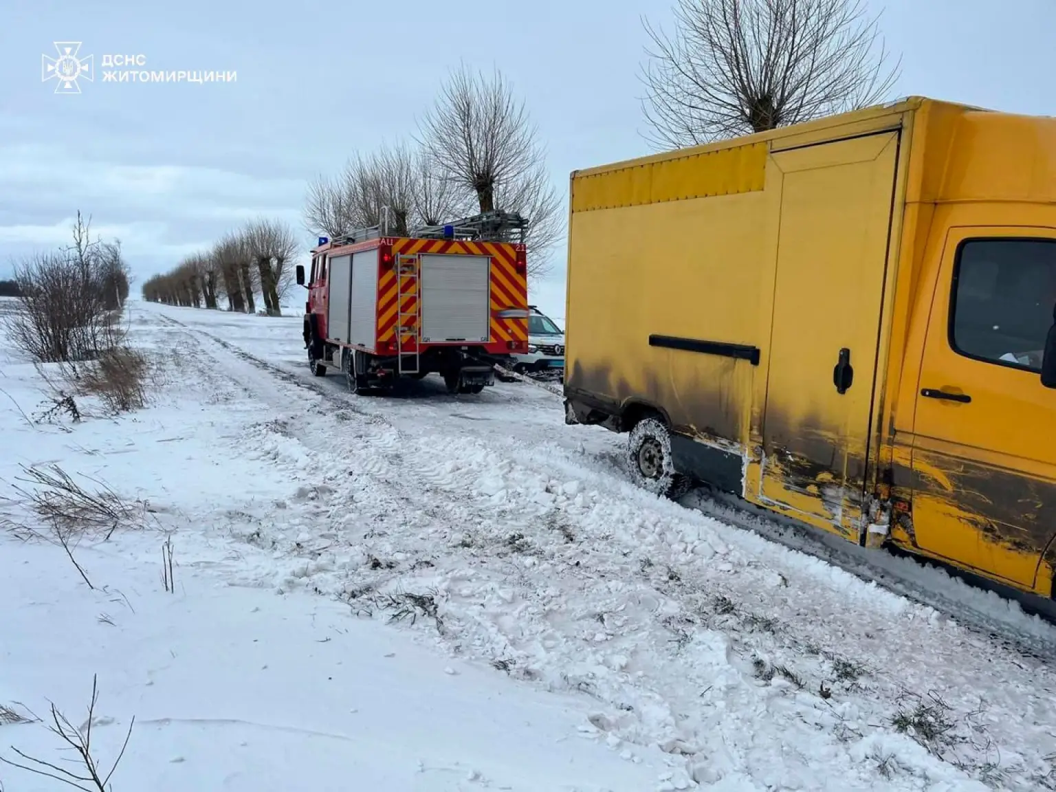 Снігова блокада на Житомирщині: ДСНС рятувала автобуси, вантажівку та легковики