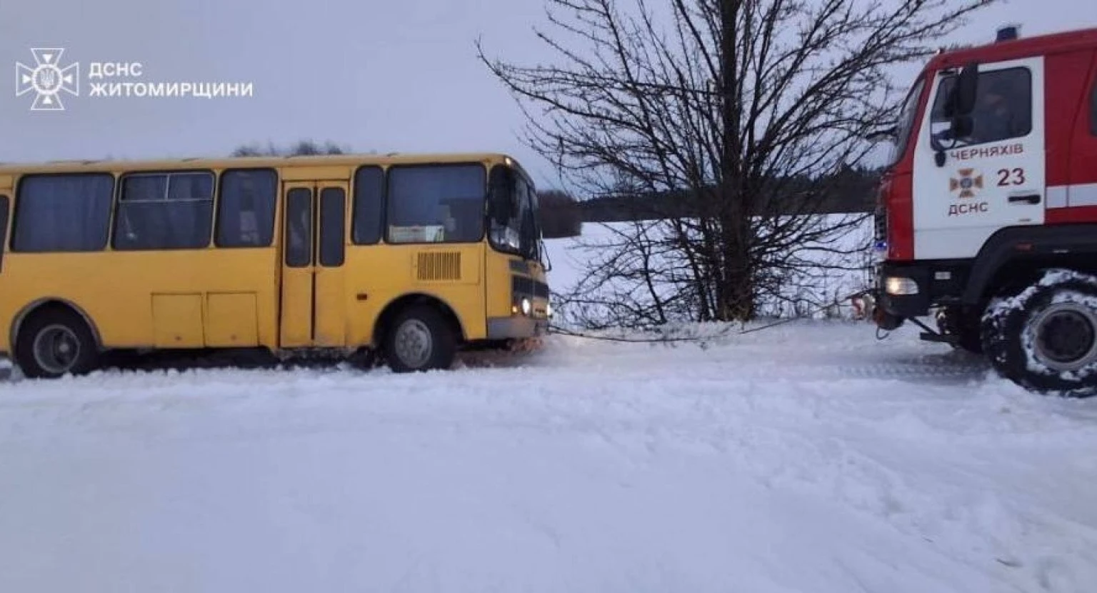 На Житомирщині автобус застряг у заметілі — рятувальники прийшли на допомогу
