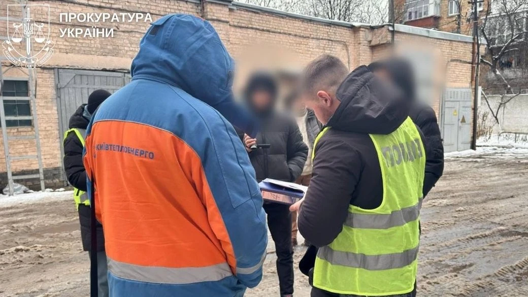 У Києві посадовець Київтеплоенерго затриманий через падіння дівчини в яму з окропом