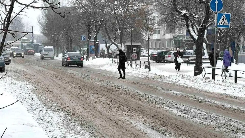 Сніг у Коростені: чому тротуари чистять повільніше, ніж дороги