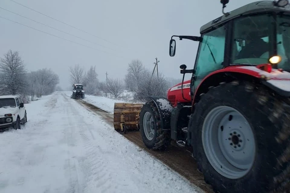 Сніг і вітер зупинили фури: на трасах Житомирщини та Рівненщини ввели обмеження руху
