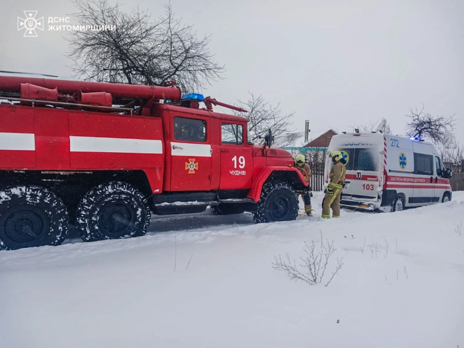Сніг не відступає: на Житомирщині рятувальники витягли зі заметів 11 автівок і відновлюють електропостачання