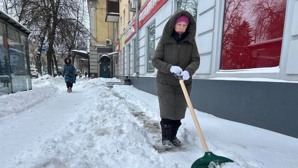 Сніг по пояс і темні вулиці: як громади Житомирщини виходять з-під удару негоди
