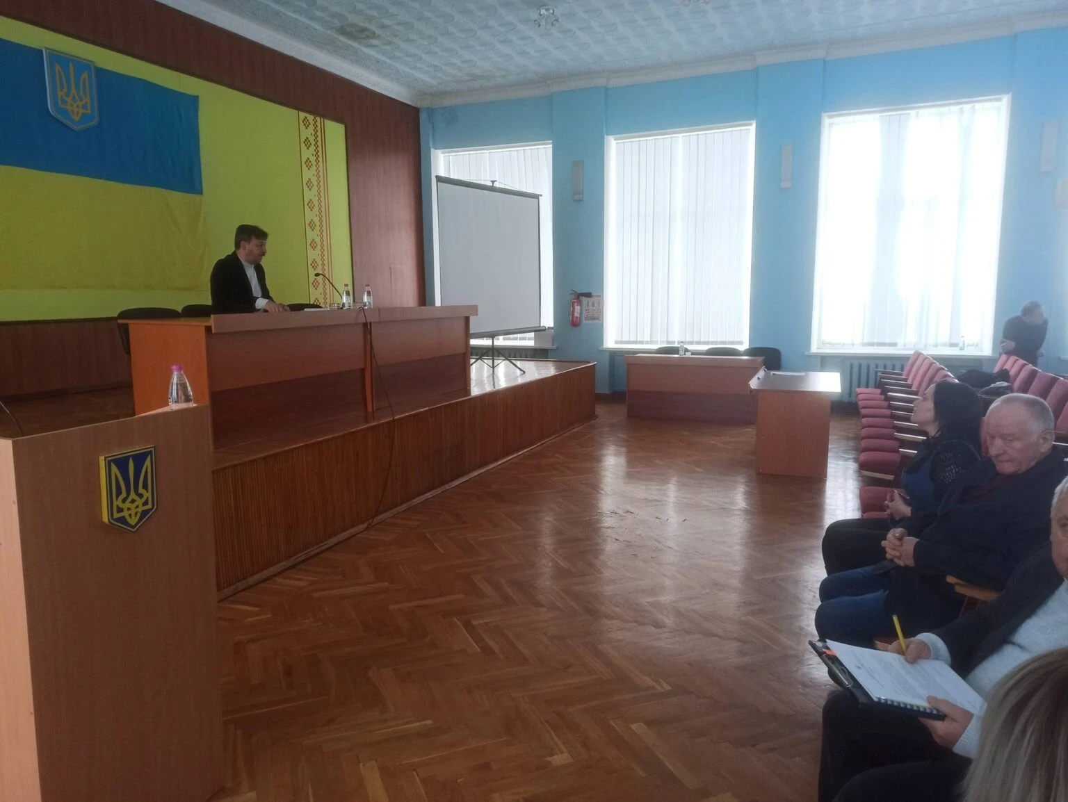 У Пулинах зібралася сесія селищної ради через загрозу закриття лікарняних відділень