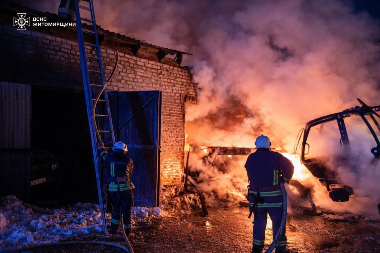 Рятувальники Коростенщини ліквідували масштабну пожежу на території агропідприємства
