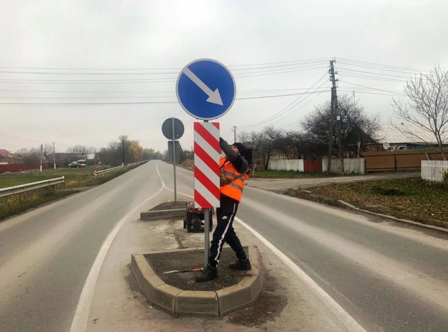 «Острівці небезпеки»: у Любарській громаді вимагають демонтажу дорожніх конструкцій на трасі Н-03