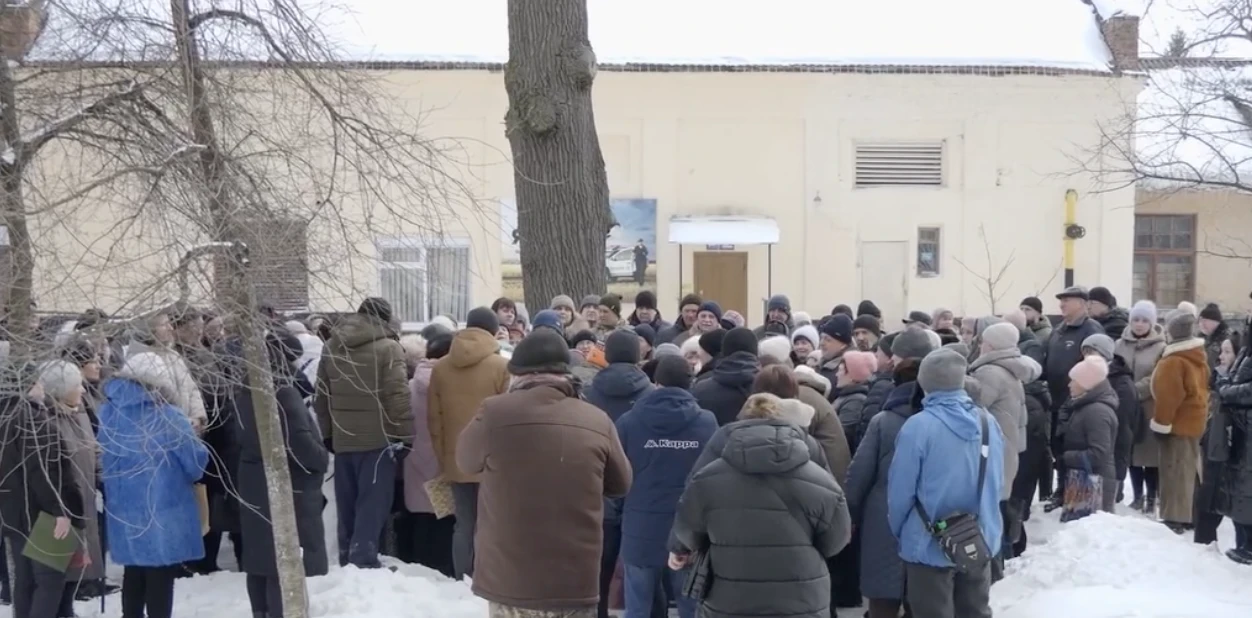 Комунальний бунт під Житомиром: сотні людей протестують проти «золотої» води в Озерному