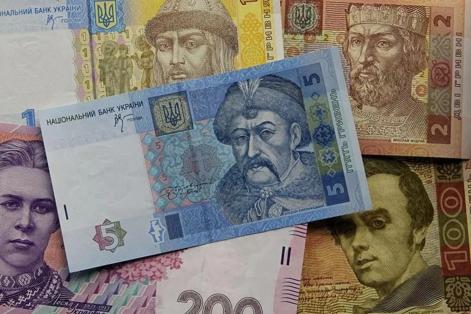 Гривня змінює обличчя: старі банкноти дрібних номіналів остаточно йдуть в історію
