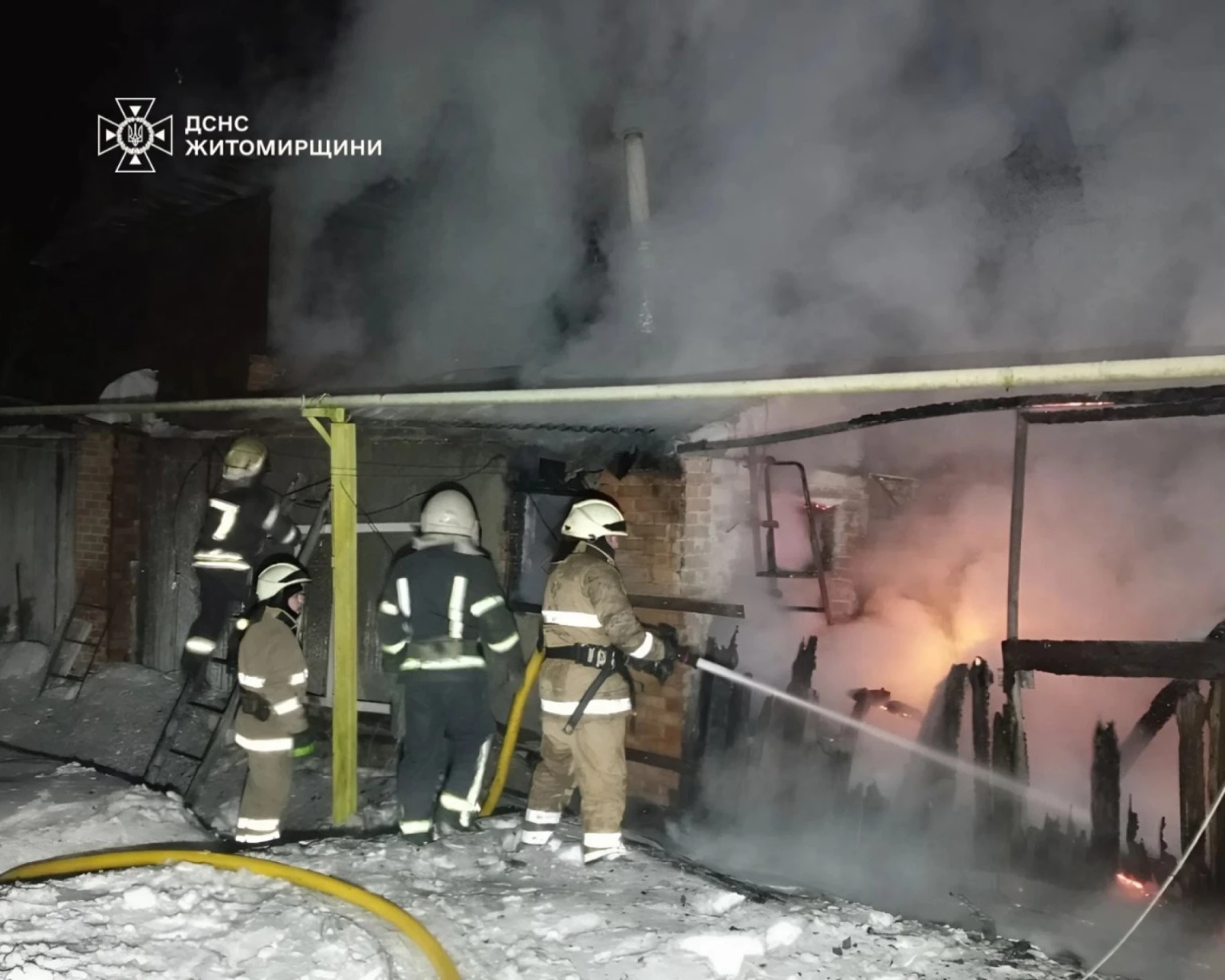 Нічна пожежа у Житомирі: вогнеборці врятували житловий будинок та госпіталізували постраждалого