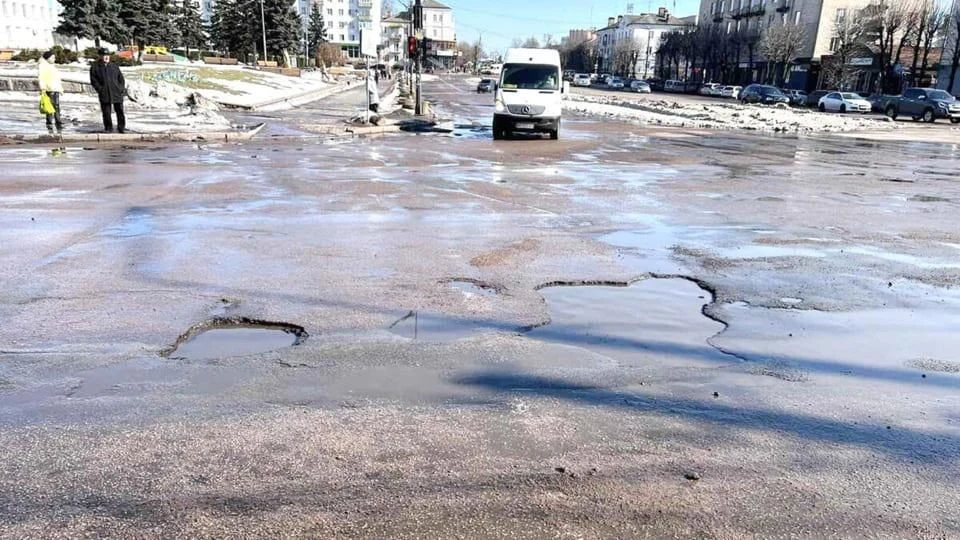 Весна без асфальту: коли коростенські шляховики вийдуть на боротьбу з вибоїнами