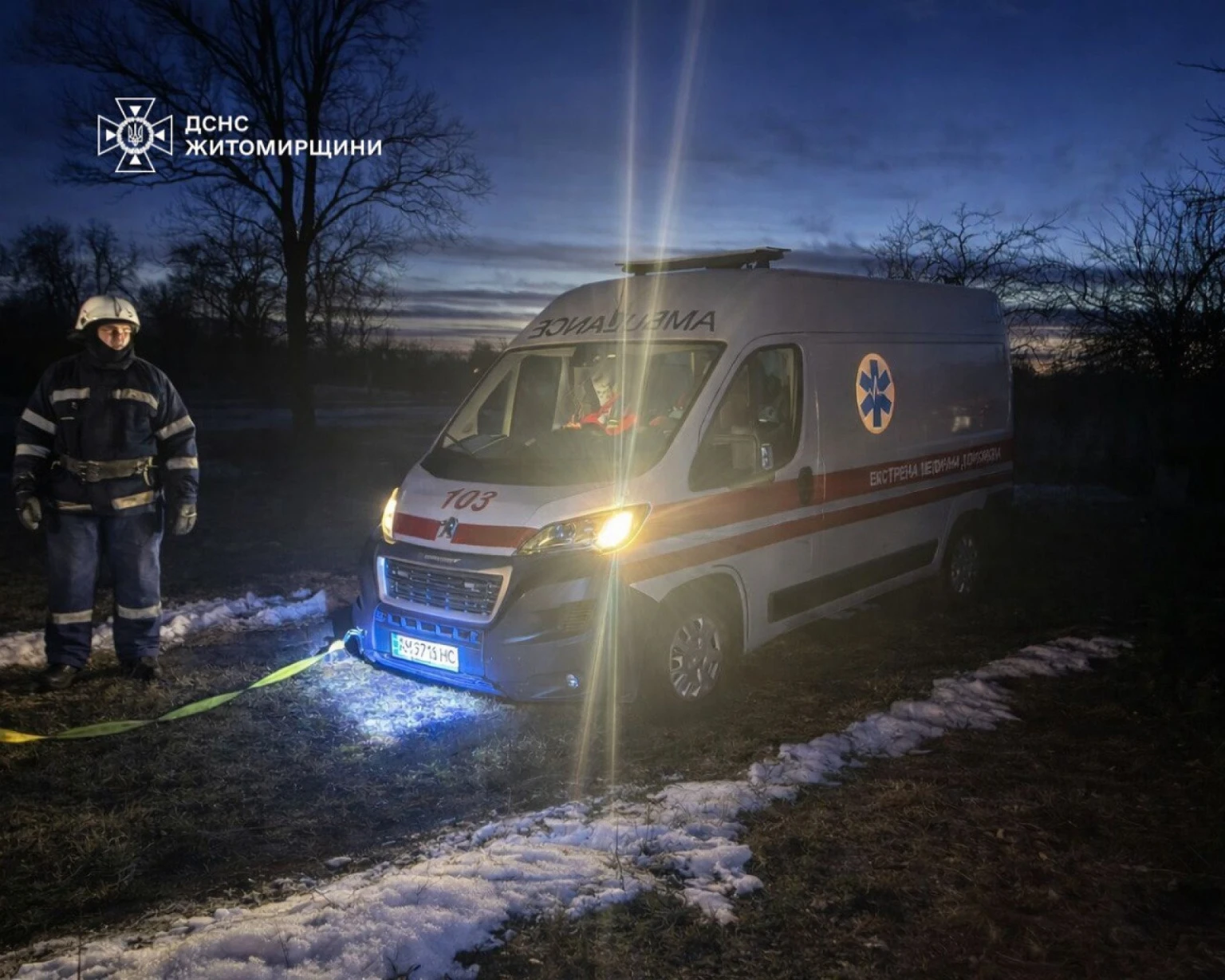 Нічна пастка на Коростенщині: рятувальники визволяли бригаду медиків із бездоріжжя