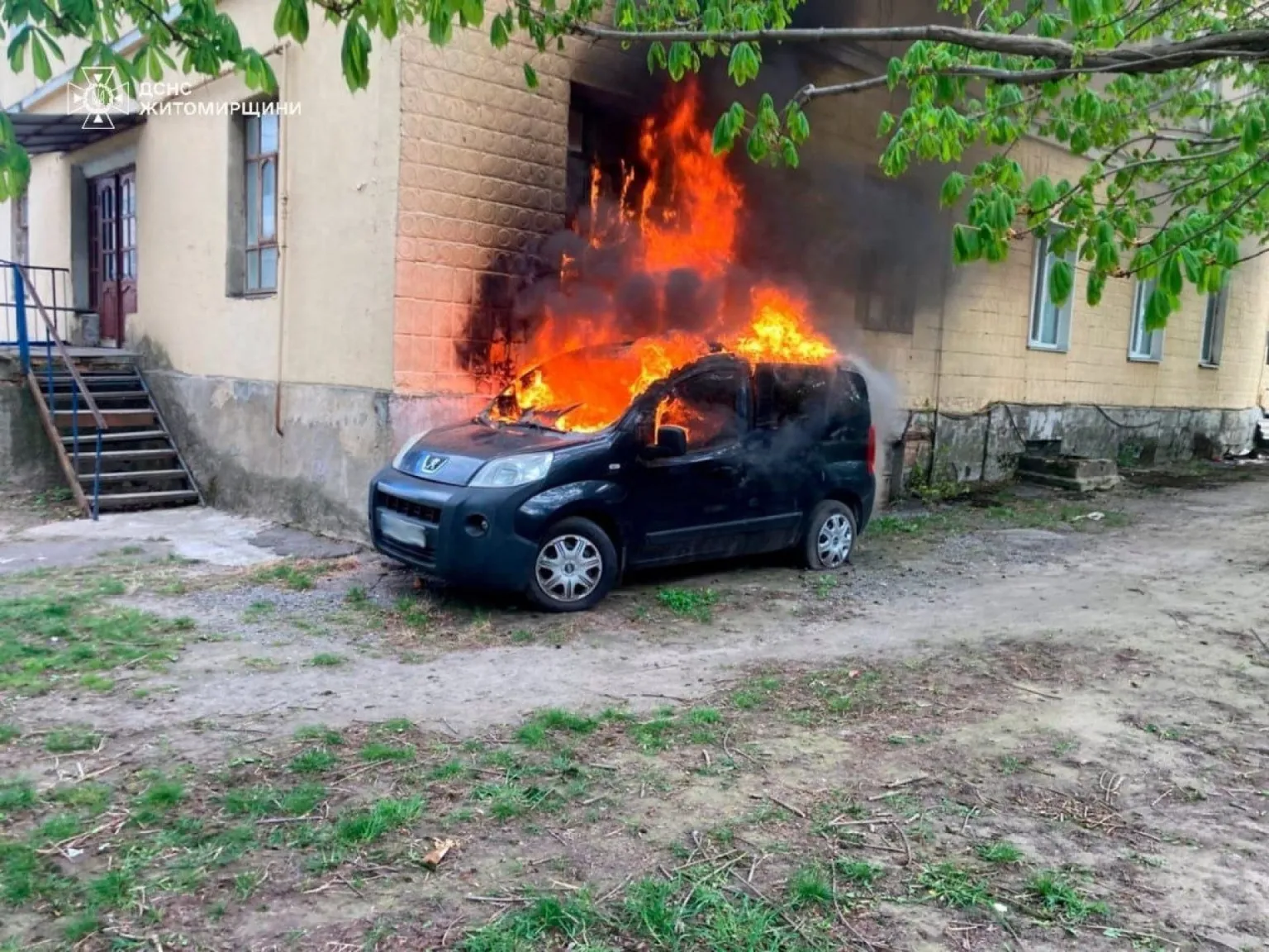 Пожежа у Бердичеві ледь не перекинулась на житловий будинок – авто вигоріло повністю