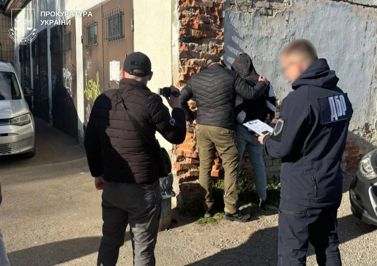 На Житомирщині співробітника судової охорони взяли під варту через підозру у торгівлі канабісом