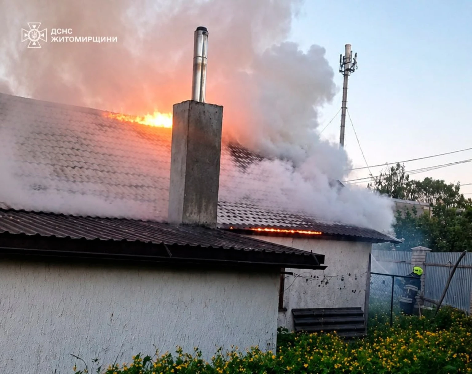 Полум’я накрило дах будинку у Звягелі – рятувальники не дали вогню піти далі