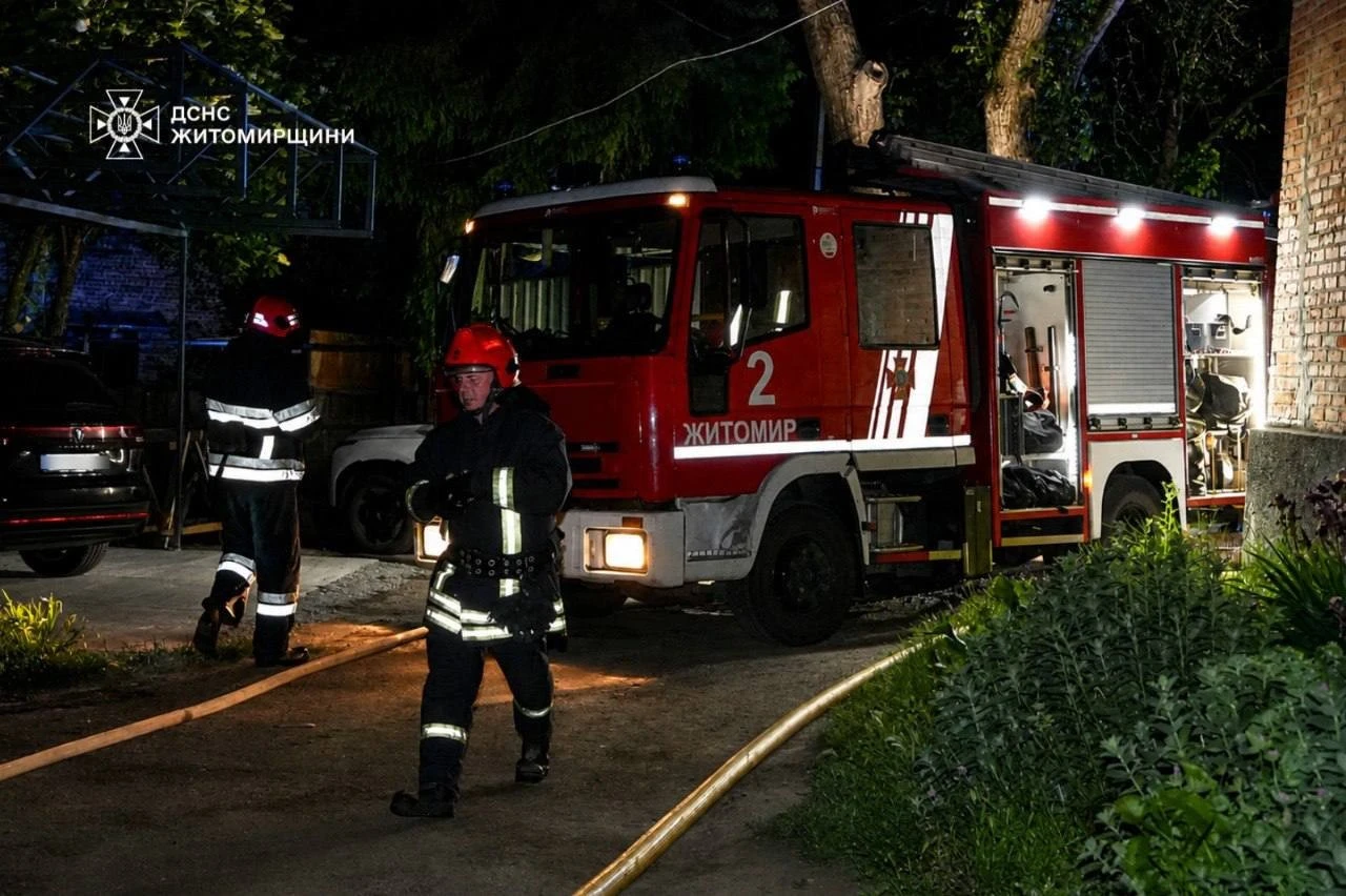 Масштабне нічне загоряння у Житомирі: рятувальники врятували десяток споруд
