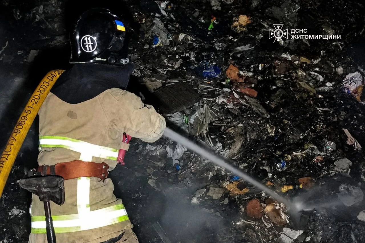 Масштабне займання на звалищі у Житомирі загасили рятувальники