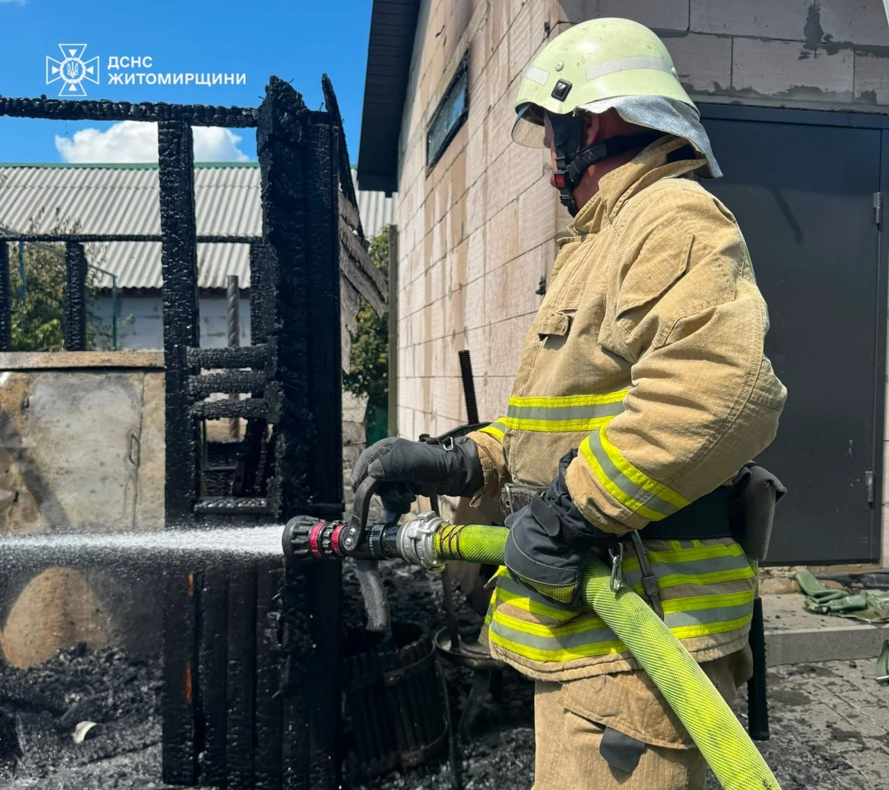 Рятувальники Звягеля запобігли масштабній пожежі у приватному секторі