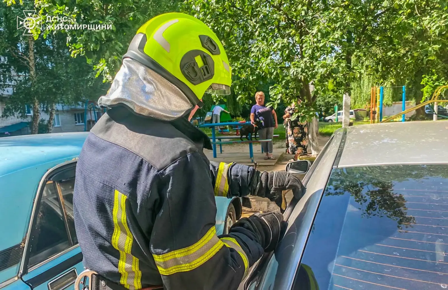 У Бердичеві рятувальники деблокували авто з дитиною